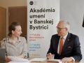 Podpis memoranda so spolocnostou M R Stefanika.1 2